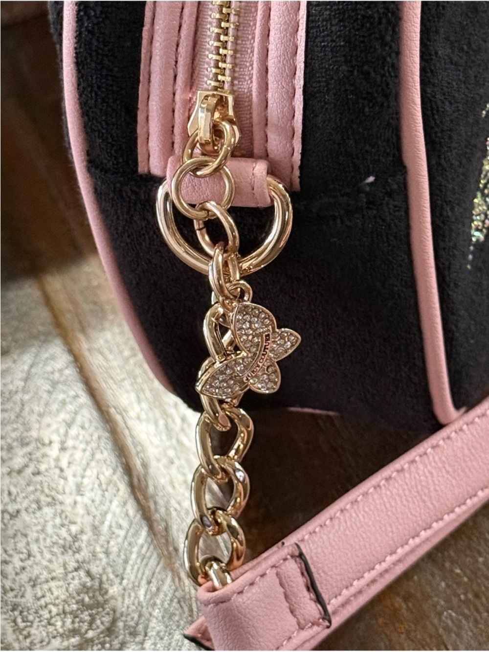 Juicy Couture Wingin’It Camera Crossbody Bag - Picture 6 of 9